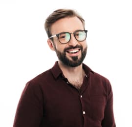 улыбающийся мужчина в очках